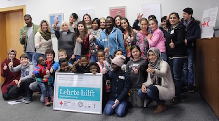 Gruppenfoto von Schulkinder bei der Hausaufgabenhilfe