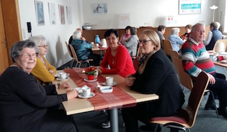 Senioren bei einem Gespräch in der Ringstraße