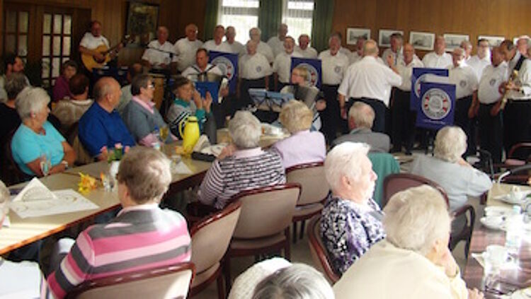 Senioren bei einem Gespräch im Zentrum Goethestraße
