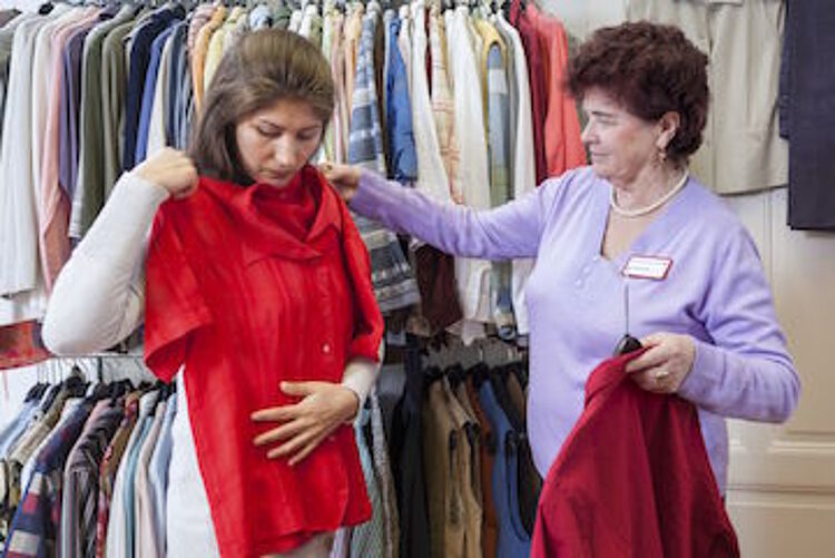 Eine Frau bei der Anprobe von Kleidung aus der Kellerbotique