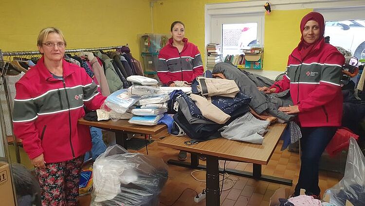 Freiwillige beim SOrtieren in der Kellerbotique